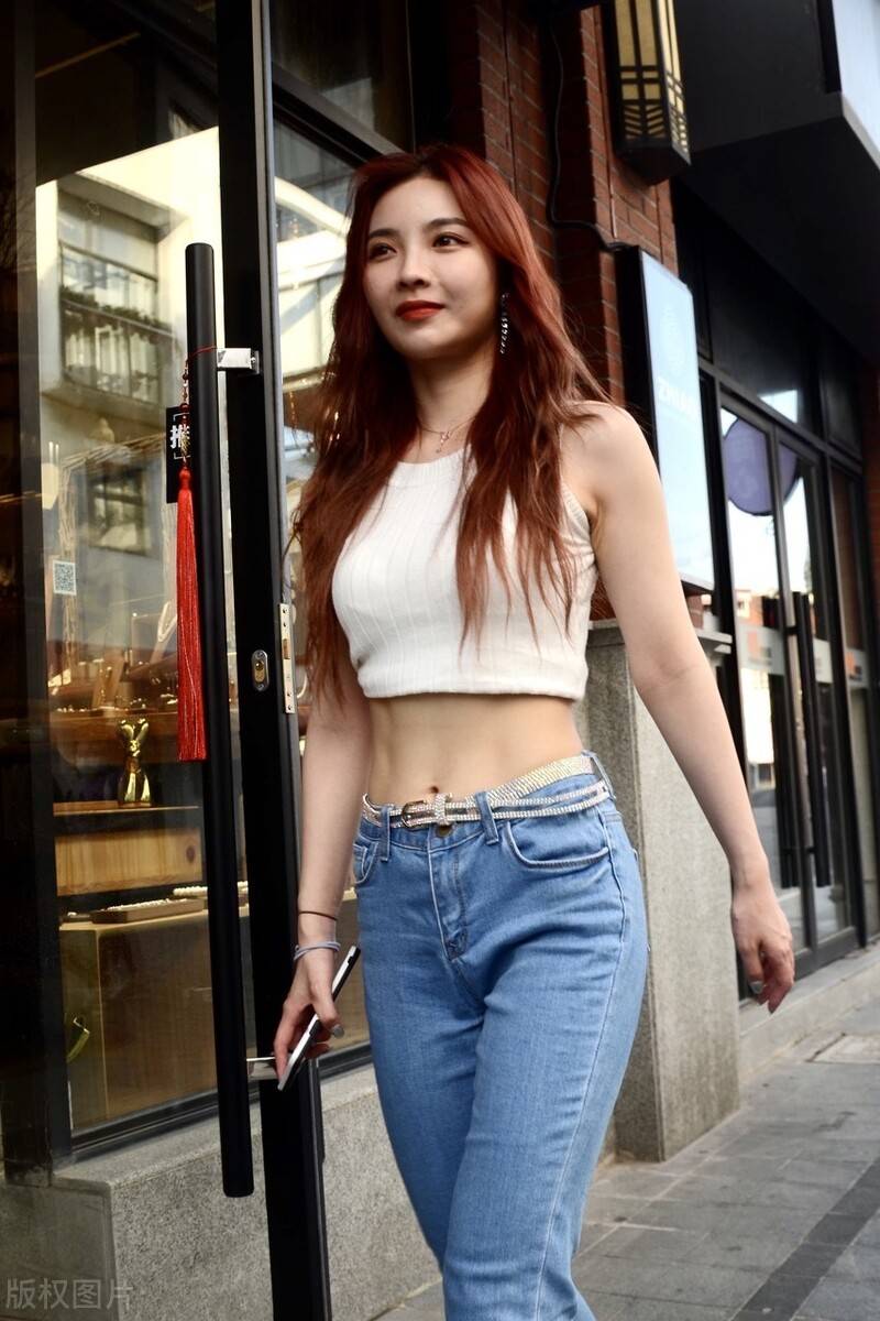 许杨玉琢现身机场,白色背心炫腹走起,紧身牛仔裤秀出好身材