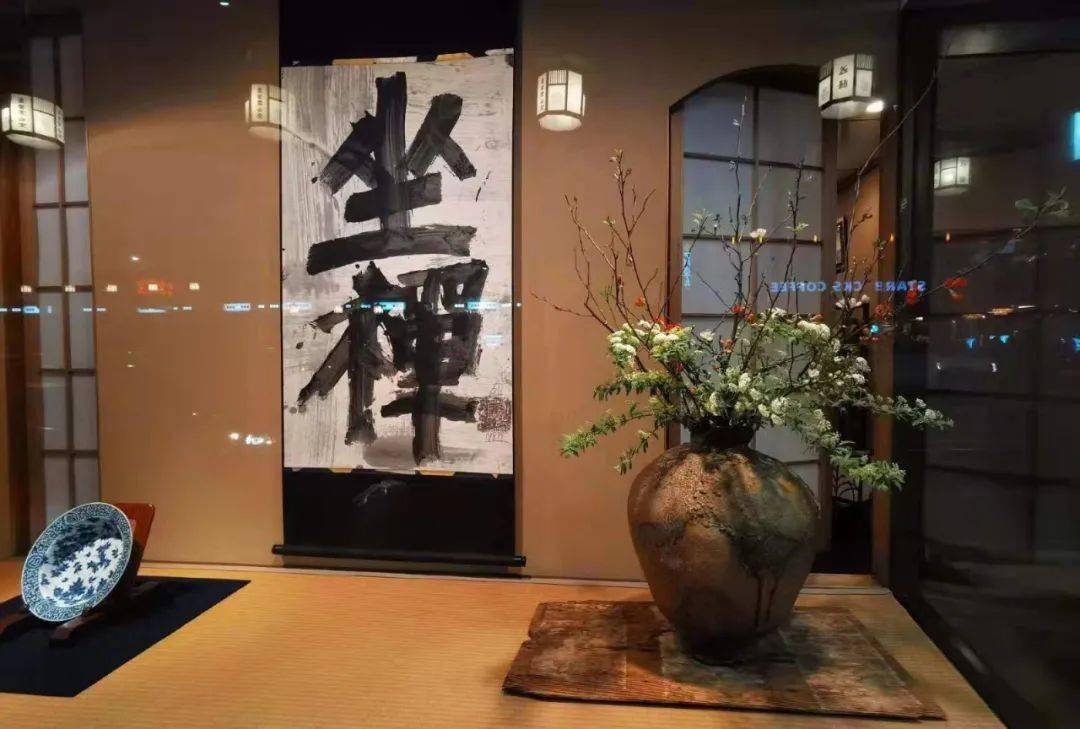 在日本的一系列传统文论与美学概念中," 物哀"" 幽玄""与" 侘寂"无疑