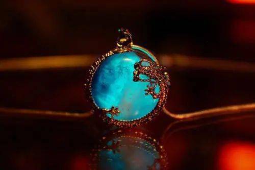 颜色|晒黑了怎么办？想要快速变白,这么戴珠宝就对了!