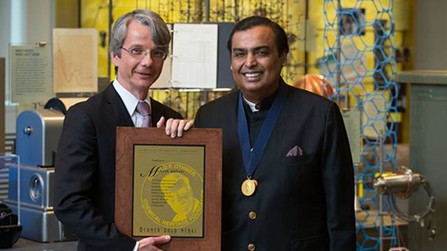 巴菲特|全球富豪榜风云变幻，科技大佬与巴菲特日进斗金