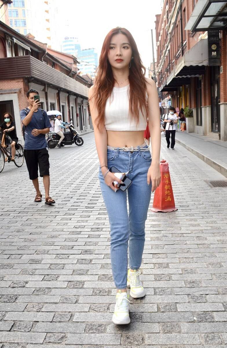 许杨玉琢现身机场,白色背心炫腹走起,紧身牛仔裤秀出好身材