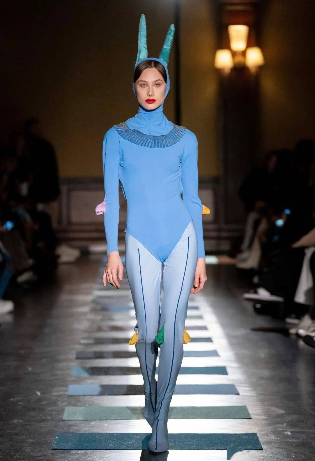 废物|鞋子变花篮，煎蛋做胸衣，他们把“废物”利用玩出了新花样，老改造届设计师了！