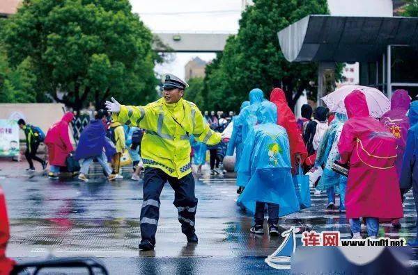 毕业|啥情况？小学毕业照，C位是交警？！