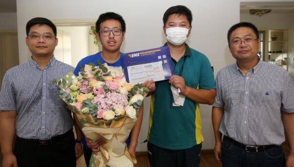 投递|刚刚！首封邮政投递高考录取通知书送达