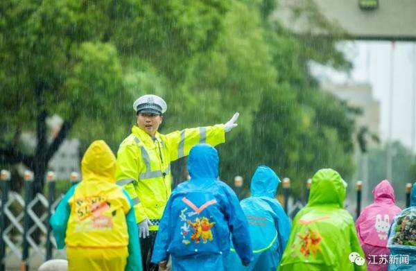 侍东亮|12个班毕业照的“C位”全是他！网友知道身份后怒赞：他值得！