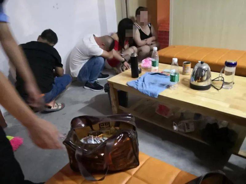 潮汕某地扫黄现场曝光:9名男女被铐走!_手机搜狐网