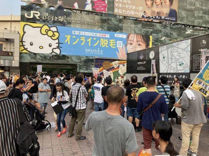 日本政党领袖召集民众不戴口罩群聚、搭地铁！网友感叹：难怪确诊数一直上升...