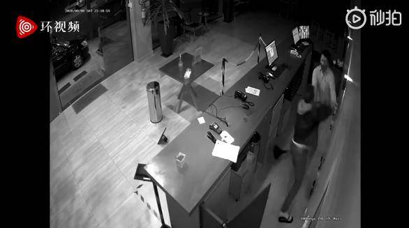 口角|进酒店要量体温很不爽？巴西一男子殴打店员反被撂倒