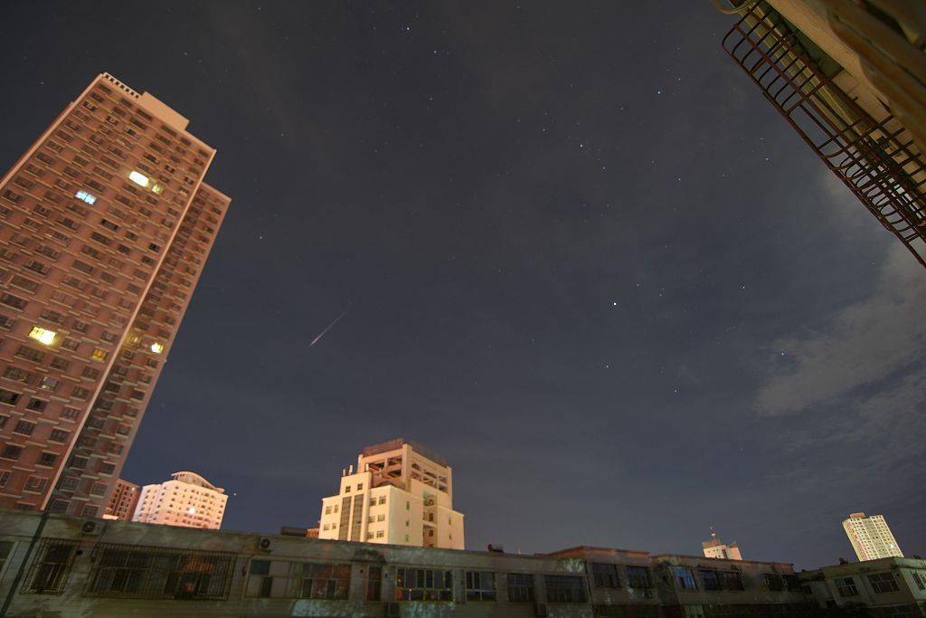 2020年8月13日,新疆巴音郭楞蒙古自治州库尔勒市,流星雨亮相城市夜空.