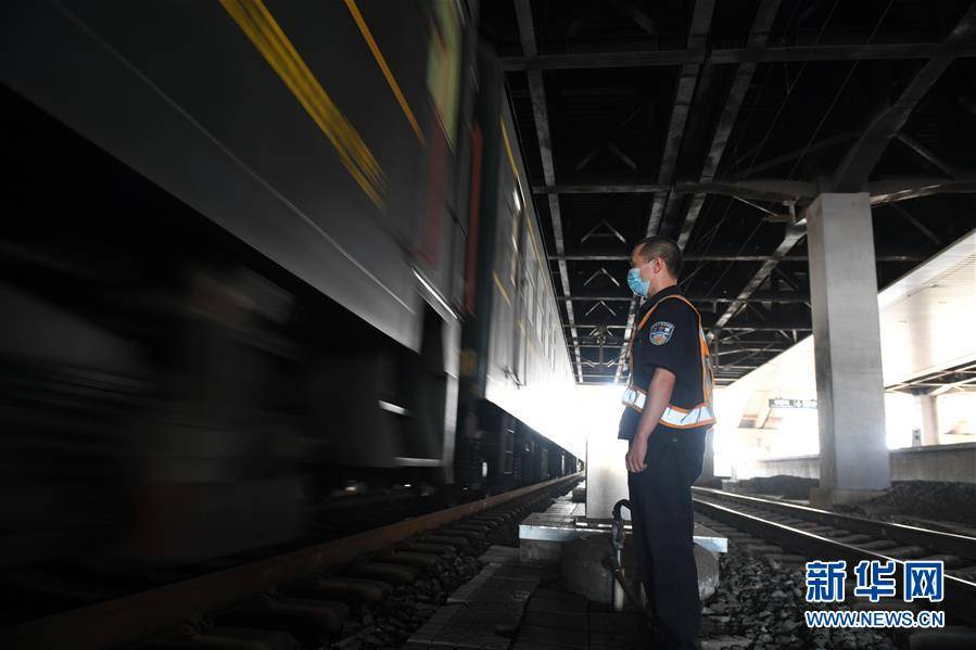 列车|长春：铁路工人战高温