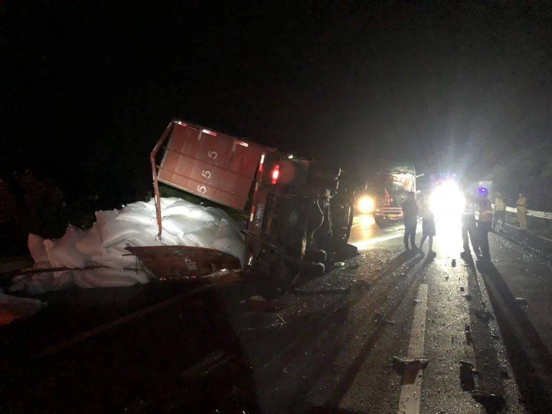 京港澳高速大悟县境内时 追尾了前方一辆大货车 事故导致后车驾驶员被