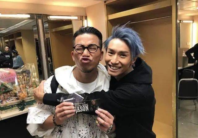 44岁香港人气男歌手宣布出柜,自曝曾收到同剧组女演员邀约