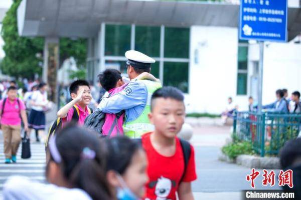 侍东亮|12张都有他！小学毕业照辅警坐C位