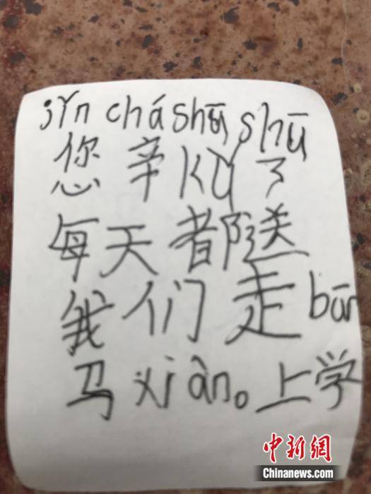 侍东亮|12张都有他！小学毕业照辅警坐C位