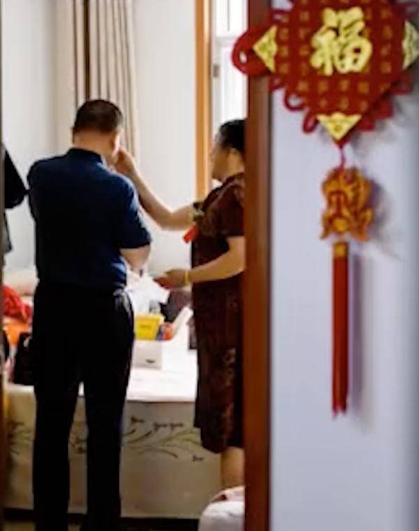 婚礼|新娘刚被接走，婚礼摄影师记录下娘家人真实一幕……