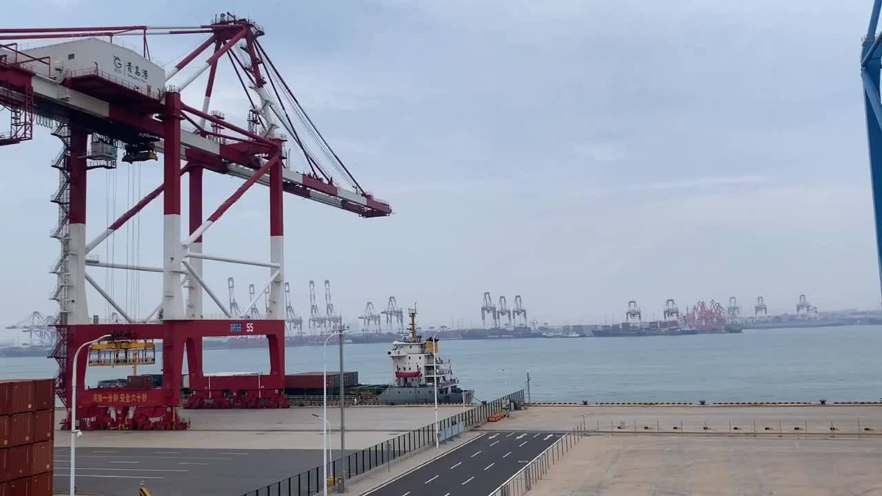 青岛港|“无人码头”如何作业？视频直击青岛港全自动化码头