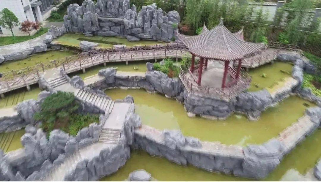 舆论|贫困县豪华学校“手续齐全”，不足以平息舆论质疑｜新京报快评