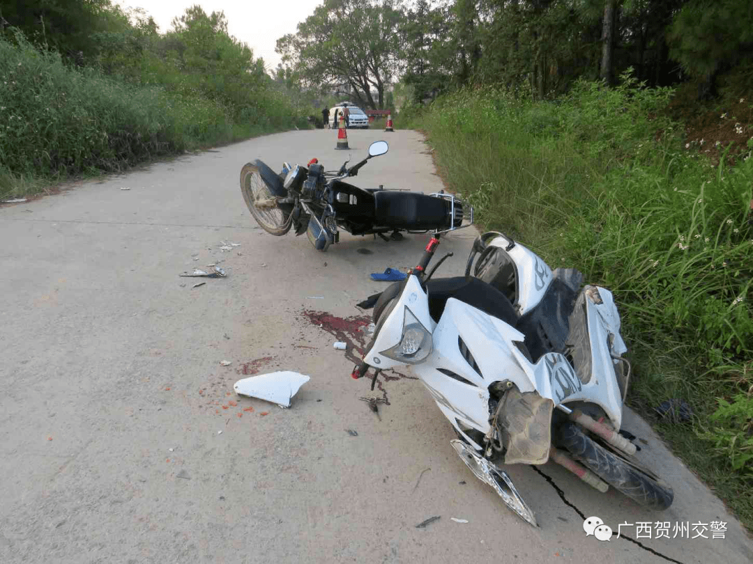 血的教训五中路口发生严重车祸摩托车驾驶员当场死亡只因为