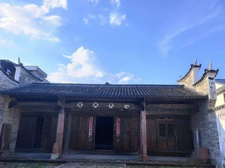 宗祠上栋"永思堂"建成后,经黄氏后裔的几百年艰苦努力,又建起"惇叙堂"