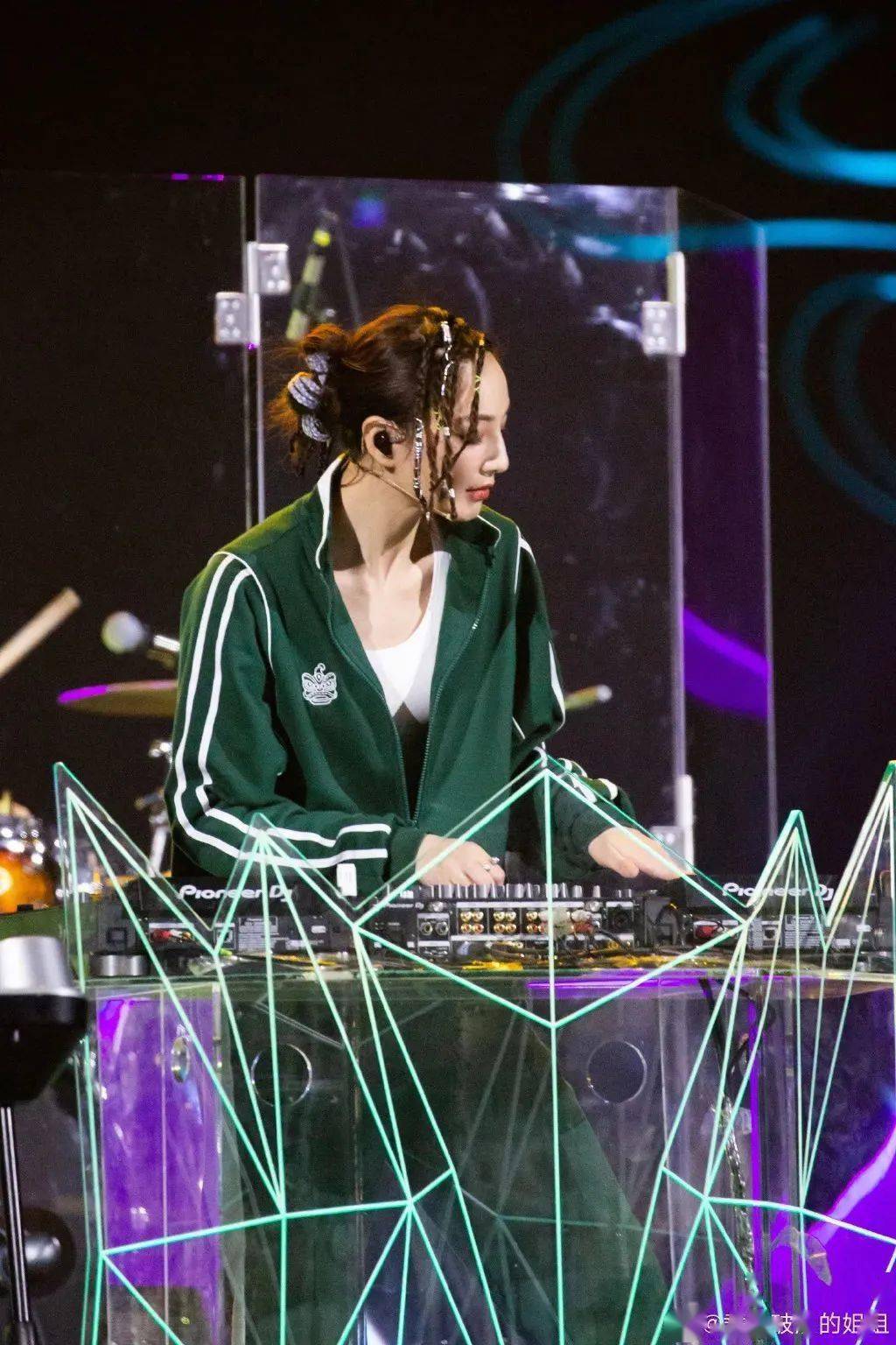 头发|你只看到了郑希怡的唱跳？她的小脏辫不值得出圈吗！