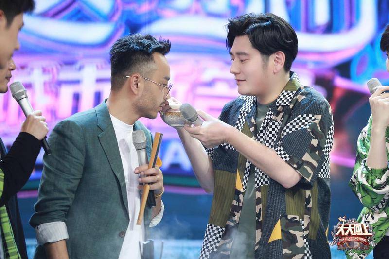 节目组|杨颖自曝喜爱极限运动，王一博亲身教授玩滑板