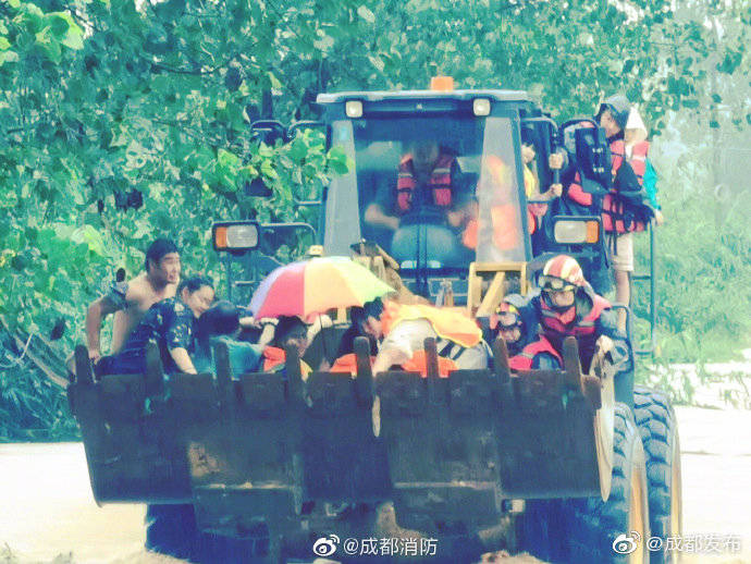 抗洪|成都抗洪前线中让人安全感满满的瞬间