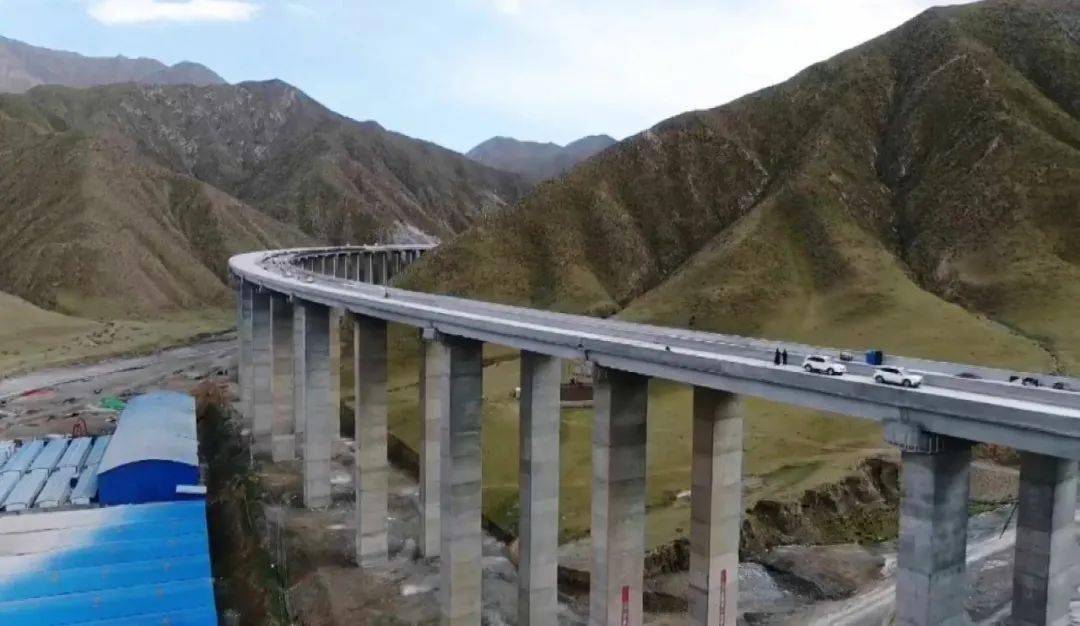 敦当高速公路项目当金山隧道全线贯通