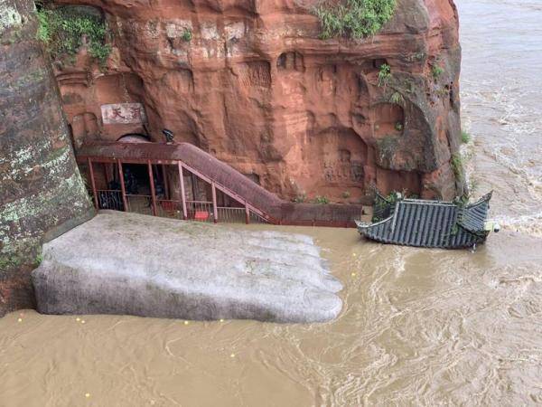 大佛|洪水围困乐山凤洲岛千余群众 乐山大佛“脚趾头”70年来首次被淹