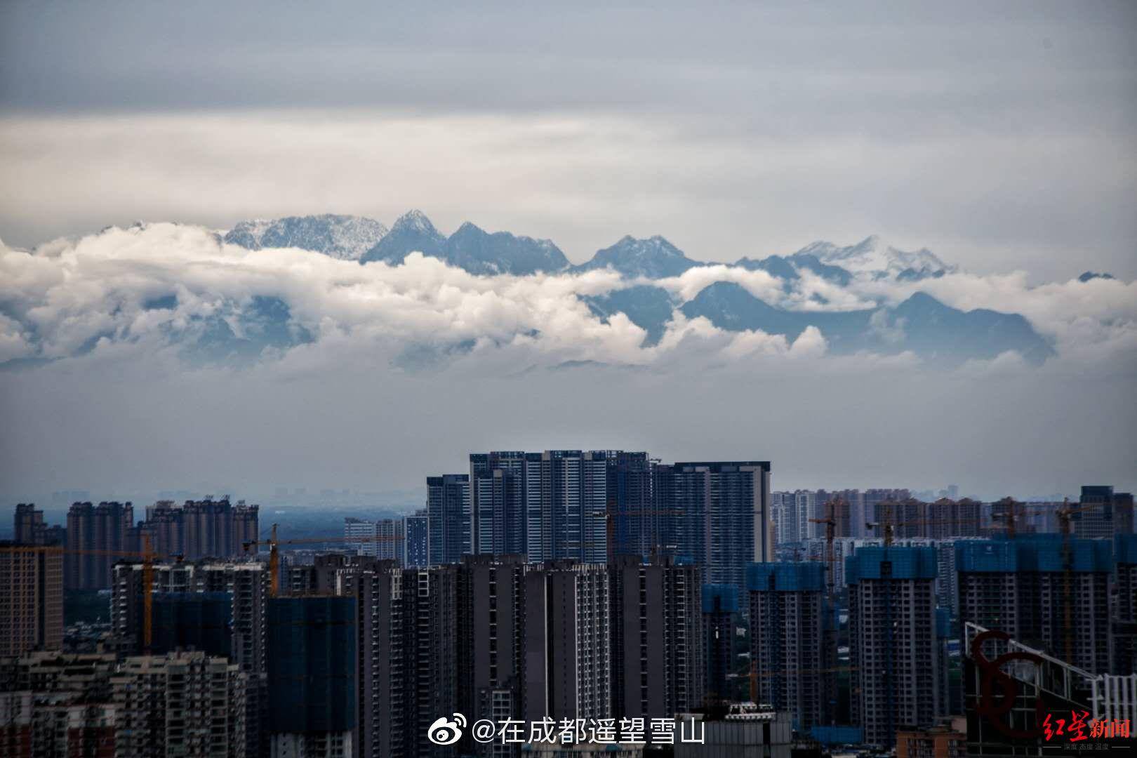 太漂亮成都雨后初晴雪山云海出现