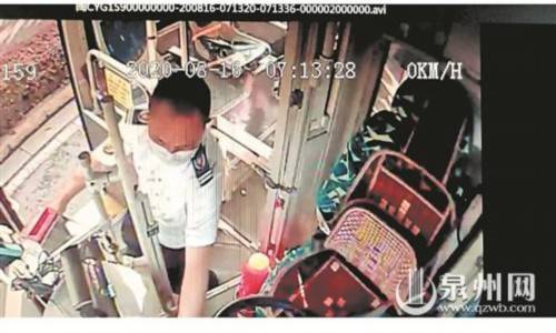 小车|真暖！这一车人 司机乘客一起抬车救人