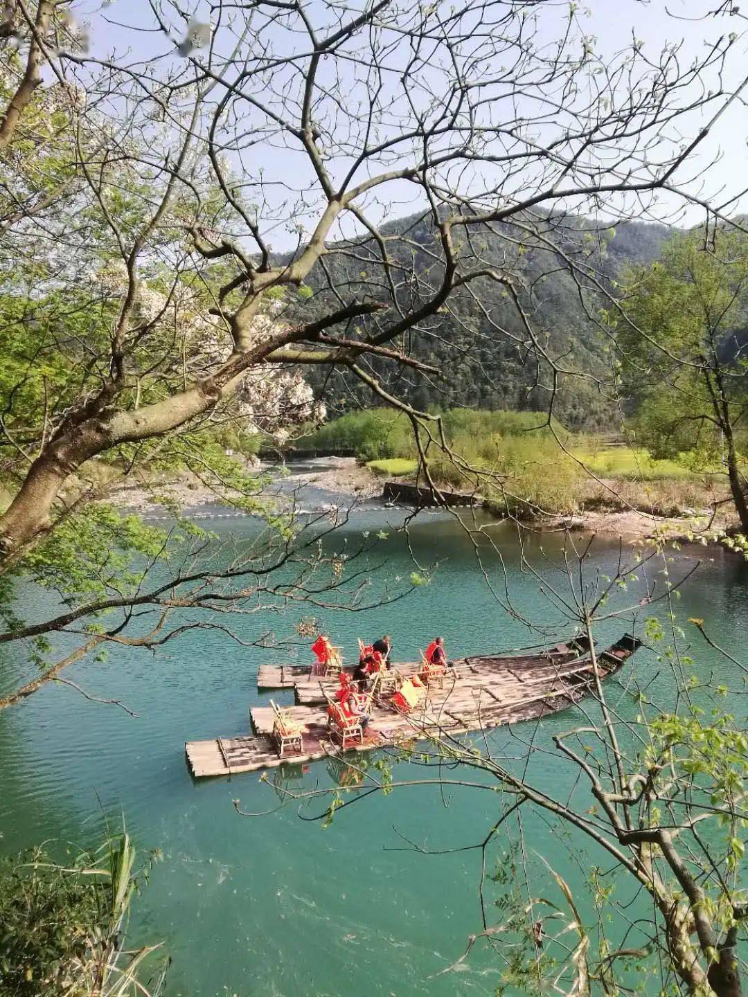 流水汤汤竹筏在水中缓缓前近撑着竹竿就是祯埠镇李村的竹筏漂流呀!