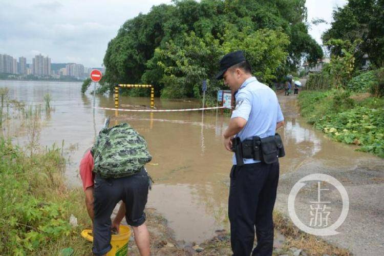 這邊民警搭開采機(jī)援救水中住民這邊有人正在危境區(qū)域企圖“有機(jī)可趁”-水下挖掘機(jī)(圖2)