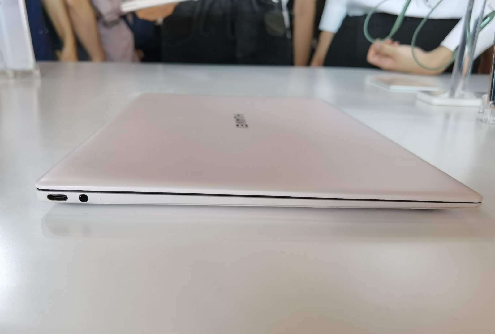 MateBook|华为MateBook X新机速赏：搭载热管链接屏幕转轴技术