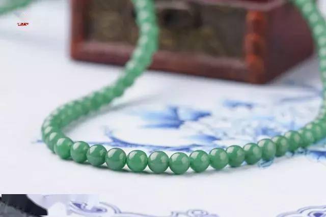 翡翠|清代满绿翡翠珠链现身鉴宝,一颗就值20万?!