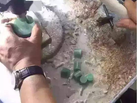 翡翠|清代满绿翡翠珠链现身鉴宝,一颗就值20万?!