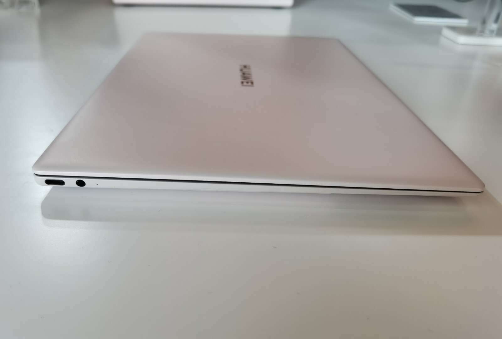 MateBook|华为MateBook X新机速赏：搭载热管链接屏幕转轴技术