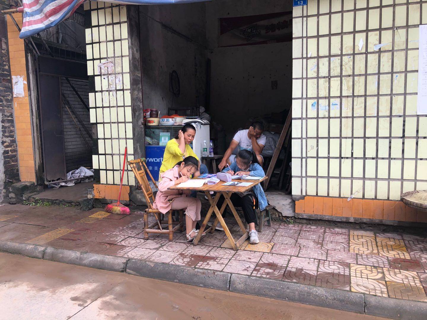 红星|温情瞬间｜洪水退去书本打开 姐妹俩在家长陪伴下写作业