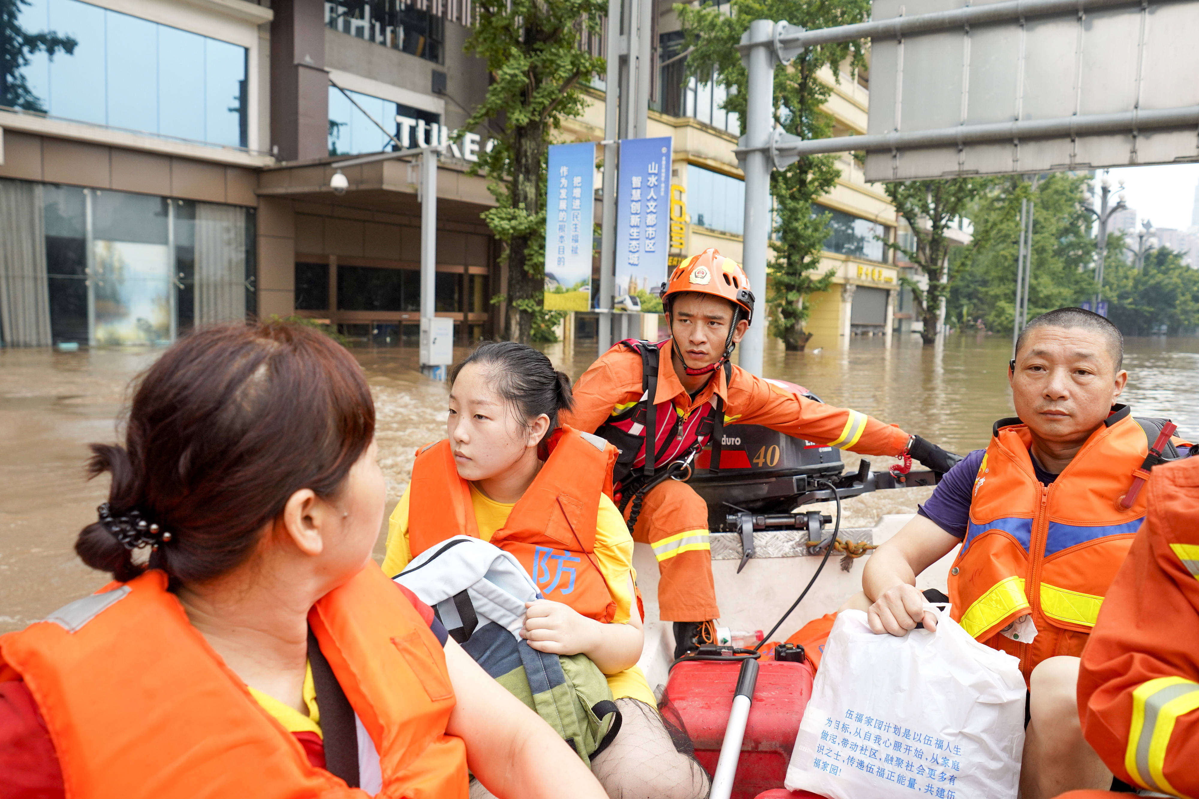重庆：救援！在被洪水漫过的街巷之间