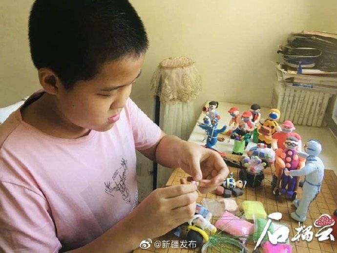 泥塑|惟妙惟肖！新疆10岁男孩捏泥塑 再现抗疫暖心场景