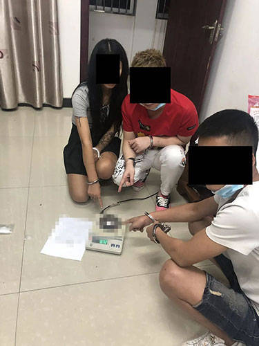 女子|两男子引诱少女喝下掺有K粉的饮料，正图谋不轨时……