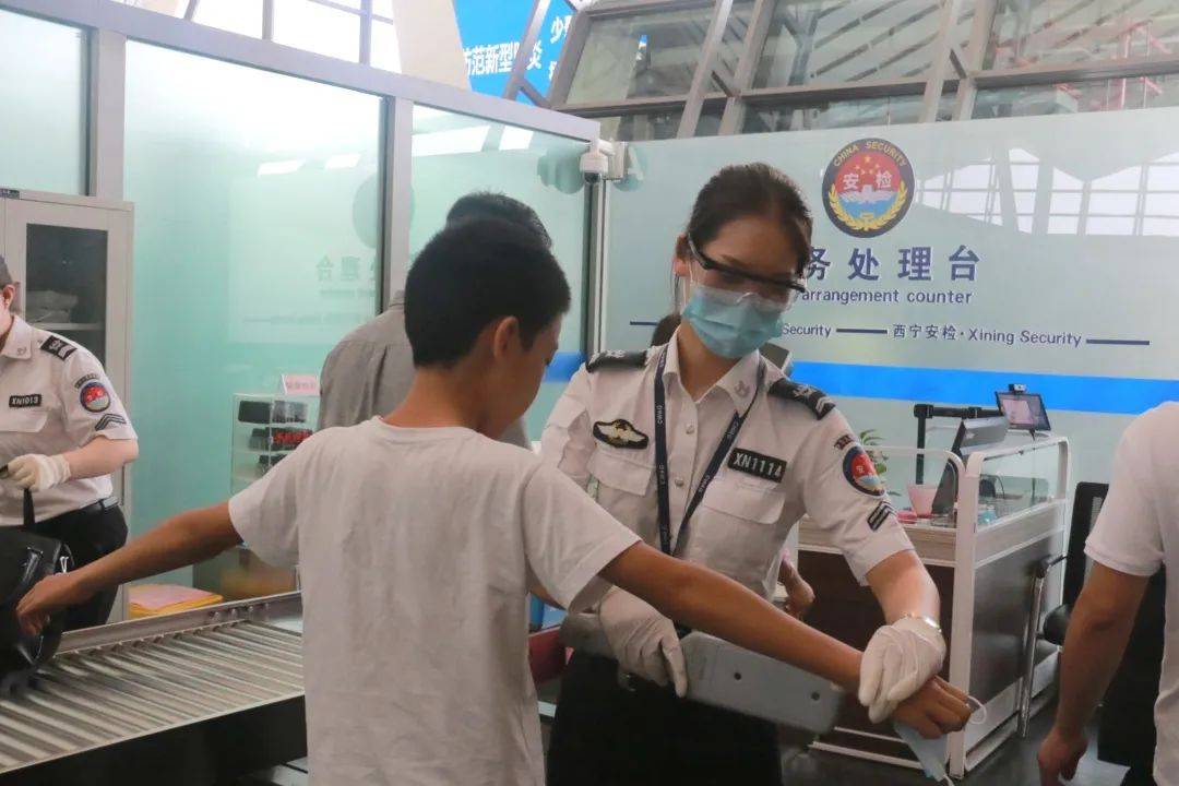 青海机场:暑运"烤"验下的安检身影