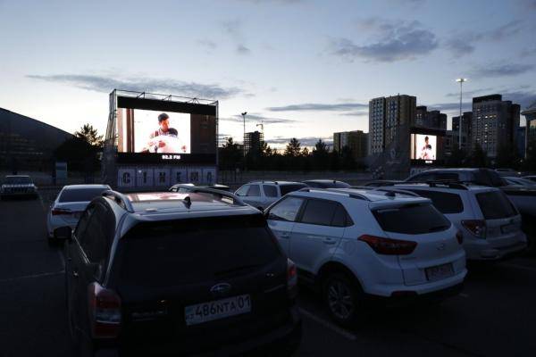 努尔苏丹|哈萨克斯坦首都举办露天汽车电影节