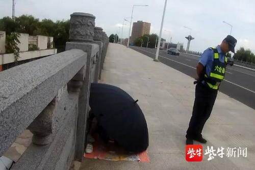 全身|烈阳下女子全身捂严睡桥面，竟称为身体“除湿”？