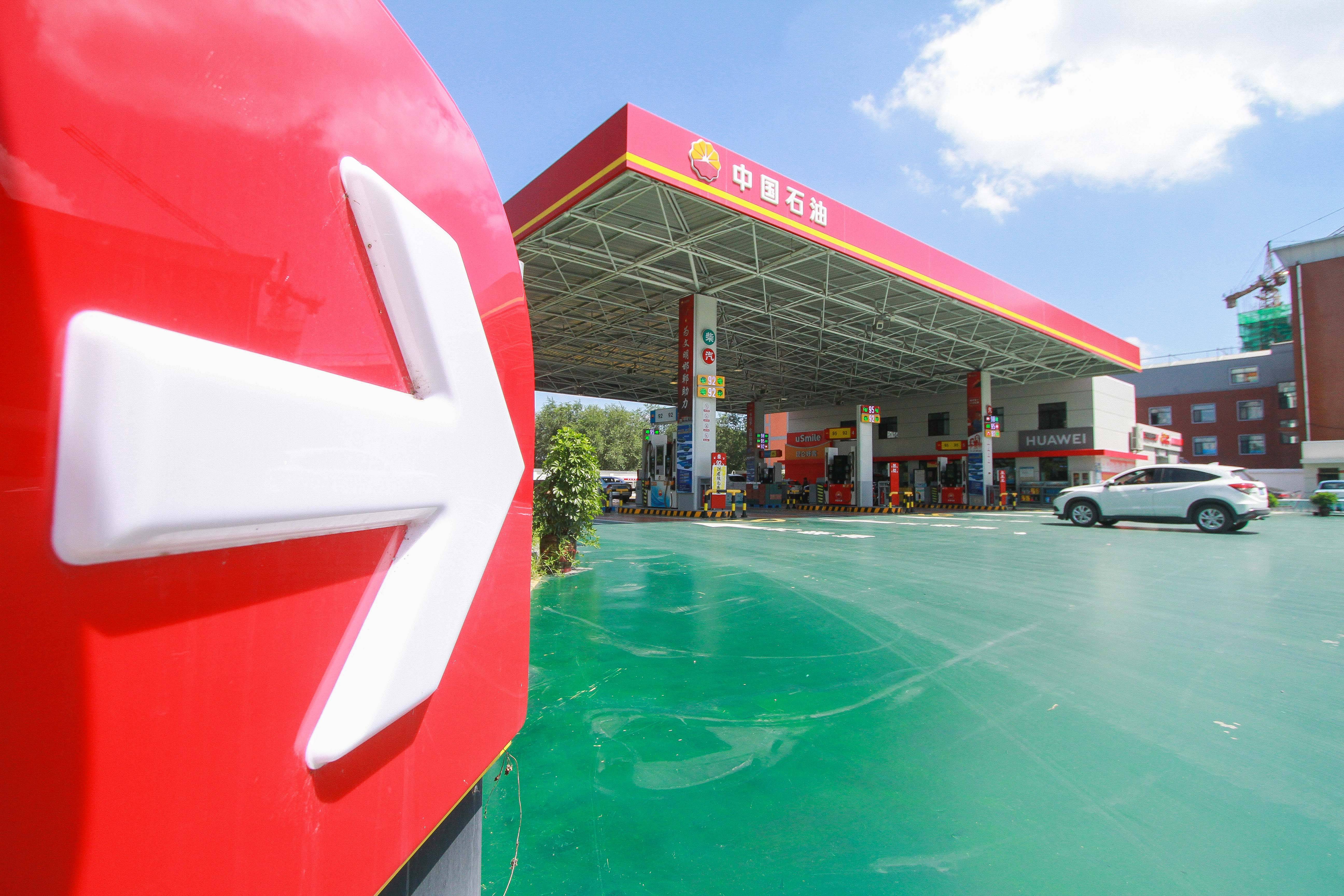 8月21日,车辆驶入河北邯郸一加油站准备加油.