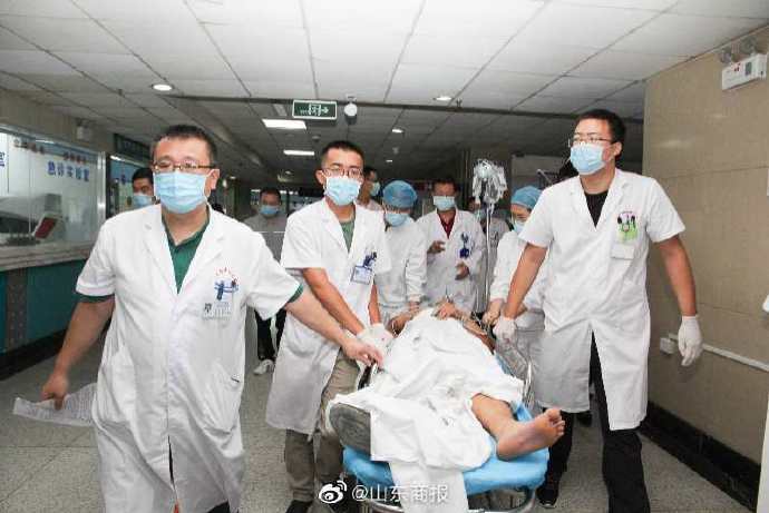 患者|险！1米长钢筋贯穿男子体内