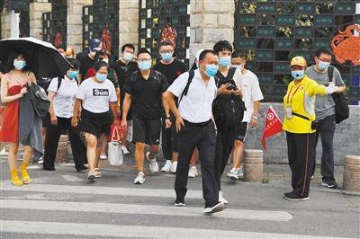 便道|非机动车紧贴便道等灯 为行人腾道