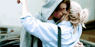 指最连心,血脉最相亲,打断骨头连着筋的是亲人;血浓于水的感情是亲情