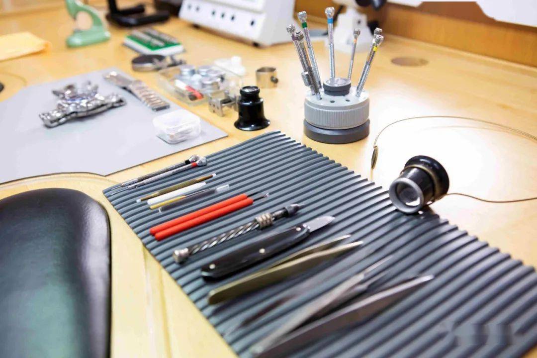 ��һ�¶����� | �߽�ʢʱ�ӱ�ά��ʦ���ں���Ƶ��