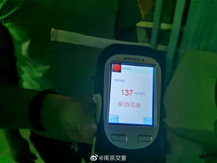 醉酒替疲劳朋友开车 一查还是无证