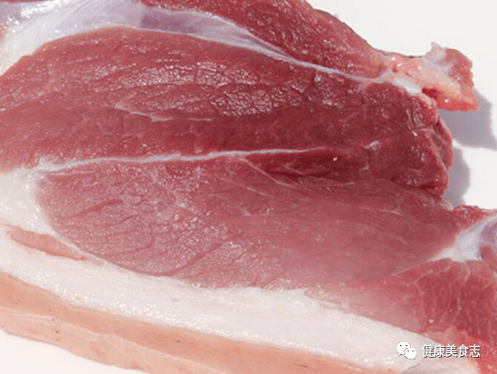 西安腊汁肉夹馍的做法: 备用食材:前腿肉500克,青椒1枚,香菜10克
